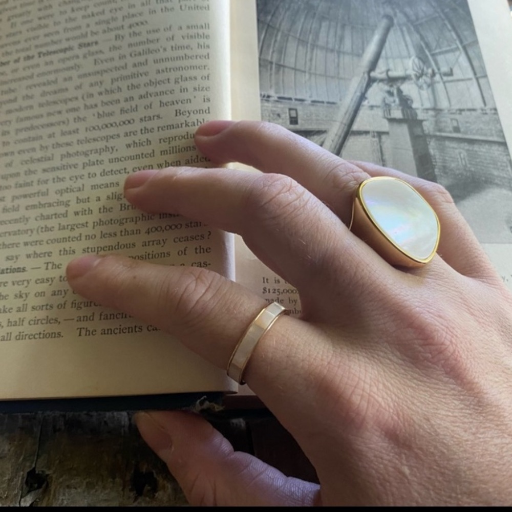 Mother of Pearl 18K Gold Ring